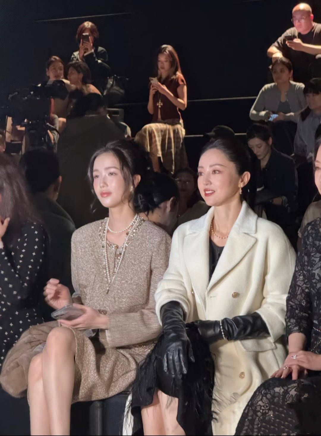 46岁董璇现身时装周生图脸肿、颈纹明显戴细手链还没网红贵气